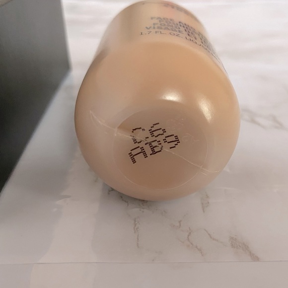 MAC Cosmetics Studio Face and Body Foundation C6 - Picture 2 of 3